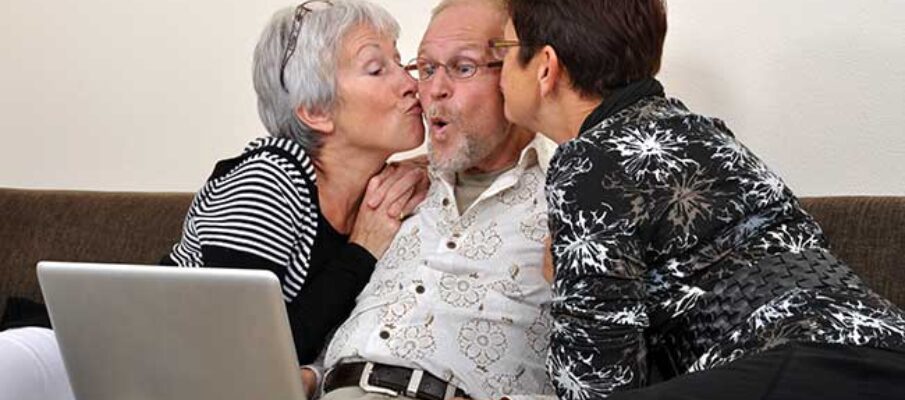 seniors-kissing-with-laptop